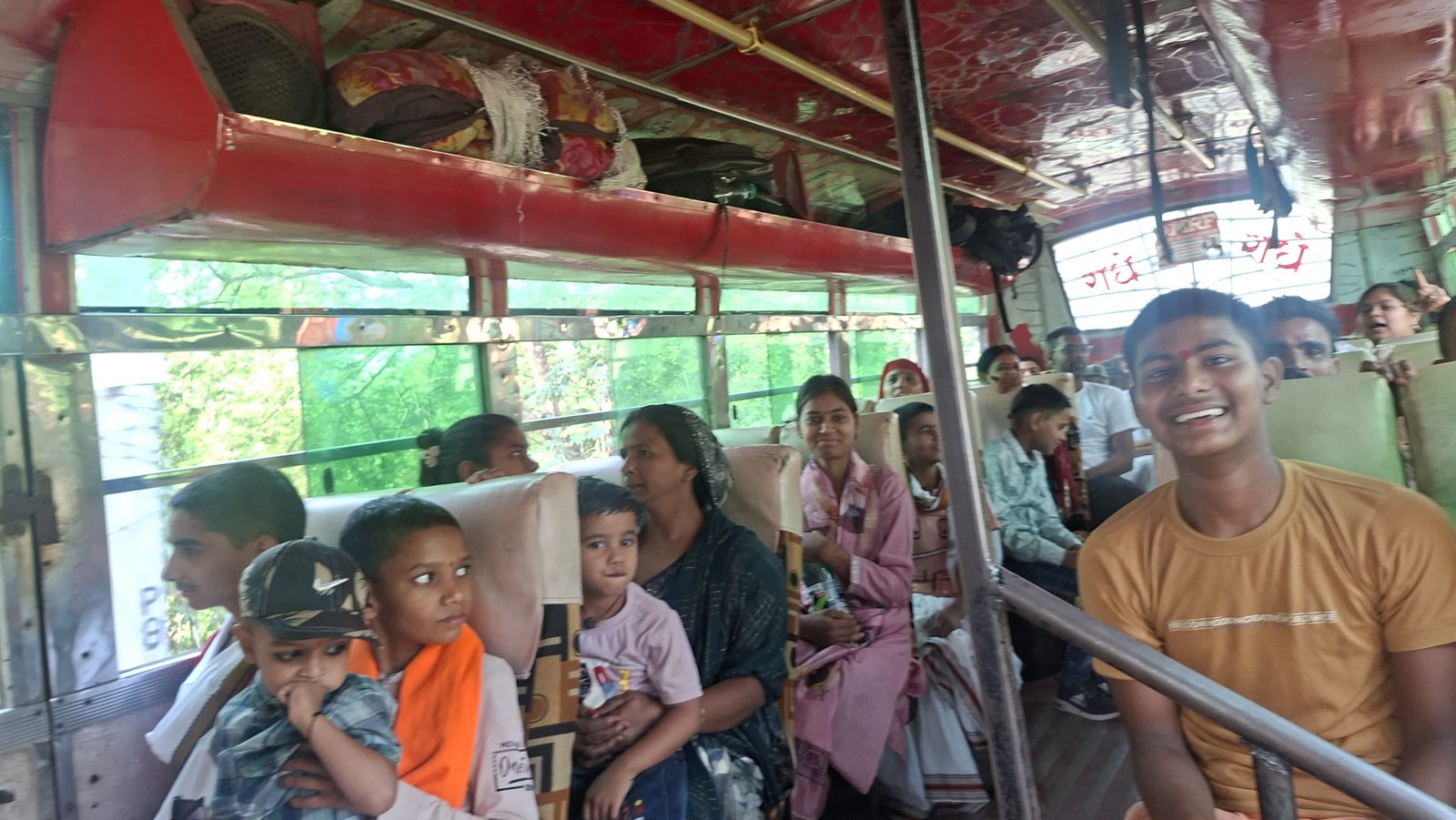 नैमिषारण्य यात्रा पर गुरुजनों के साथ शिष्यों का समूह