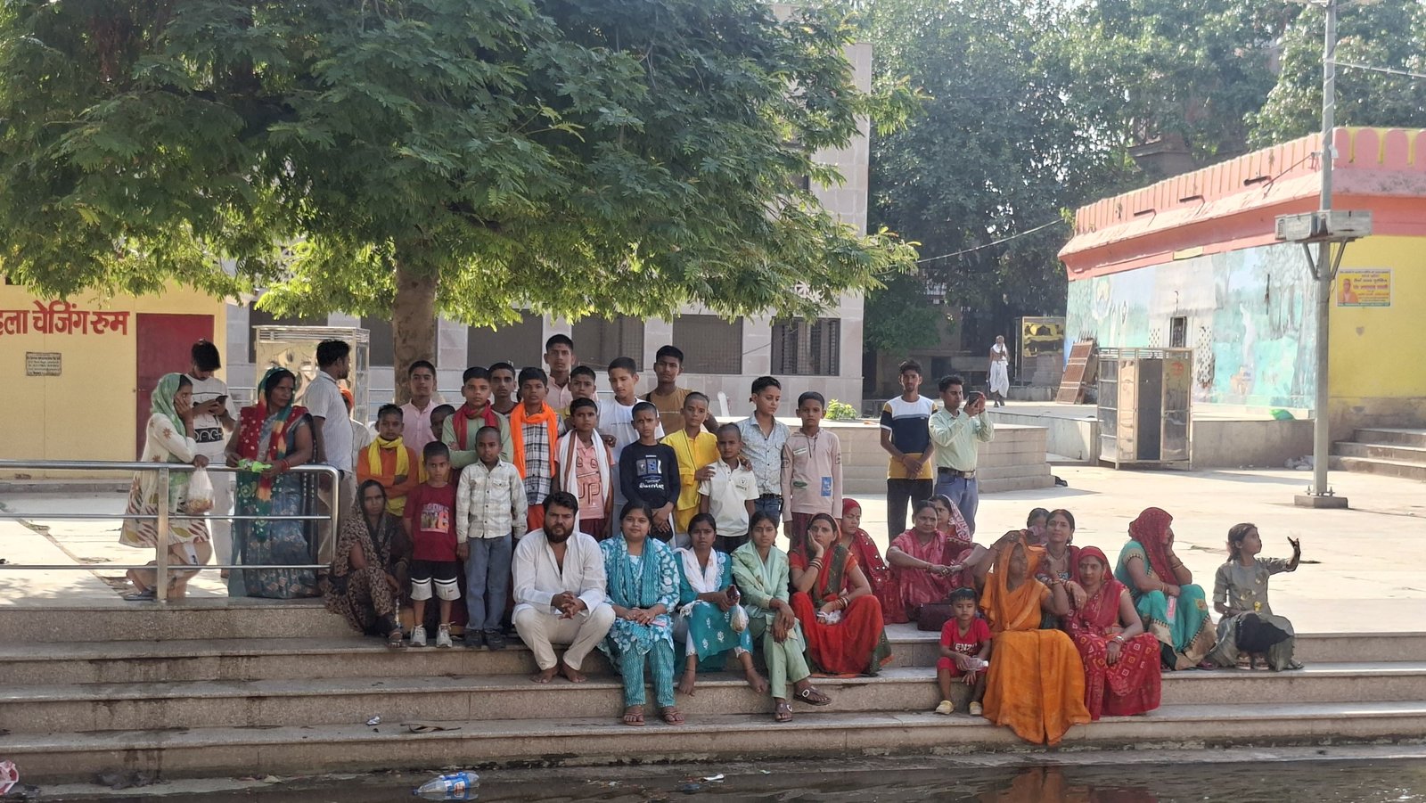 नैमिषारण्य यात्रा पर गुरुजनों के साथ शिष्यों का समू:ह